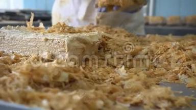 在糖果厂做一个拿破仑蛋糕，蛋糕上撒着细碎的面包屑。 酥油酥